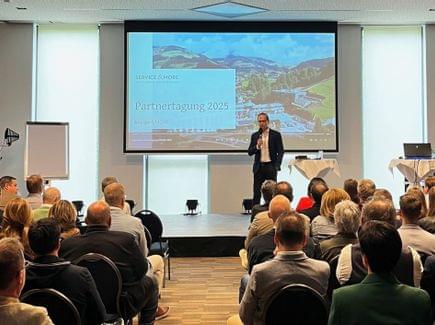Starke Impulse für den österreichischen Einrichtungsfachhandel: SERVICE&MORE bringt bei Partnertagung die Branche zusammen